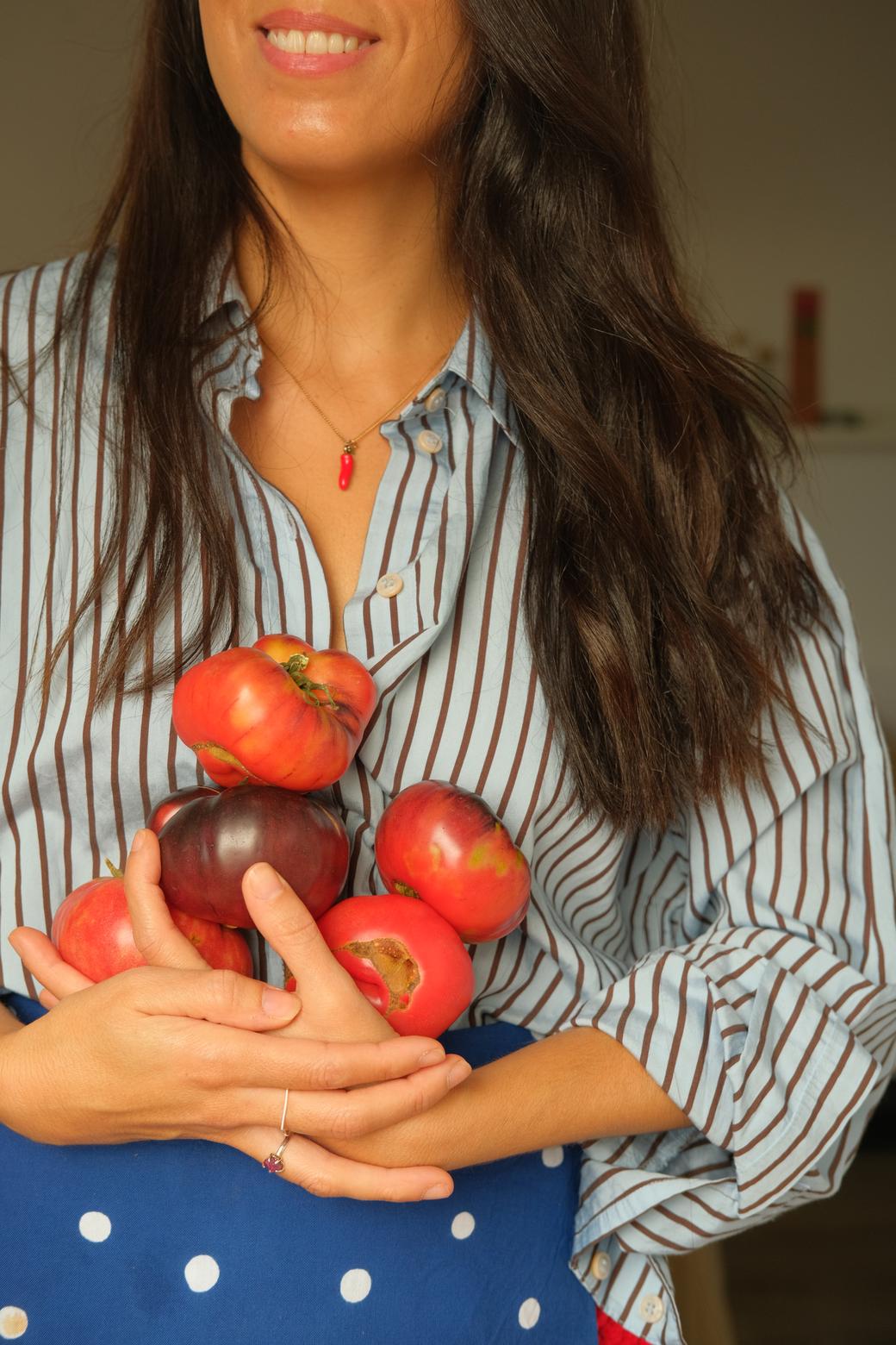 Laura García Moldón, nutricionista online especializada en salud digestiva, con tomates de temporada