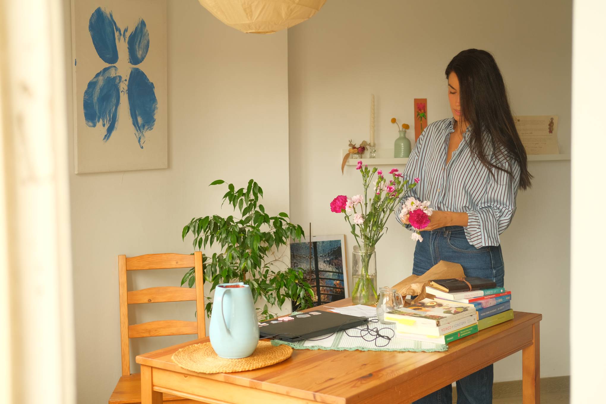 Laura García Moldón, nutricionista especializada en salud digestiva, preparando flores en su espacio de trabajo
