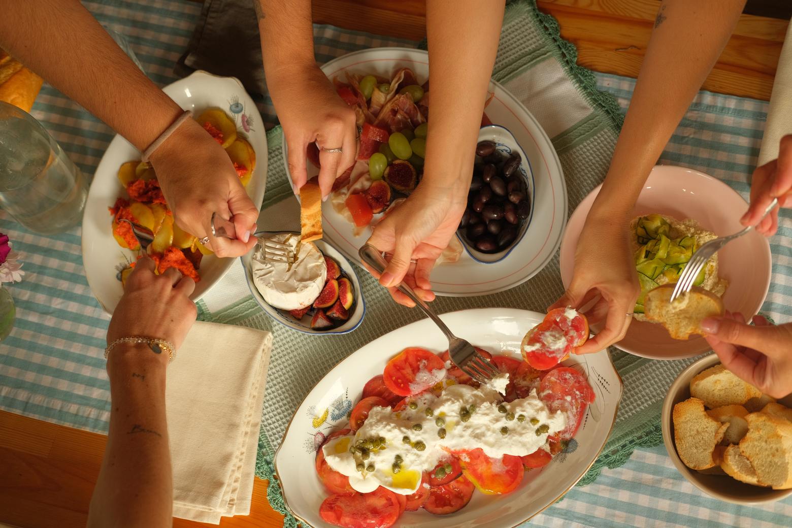 Mesa compartida con platos de cocina mediterránea, nutrición digestiva para disfrutar de la comida